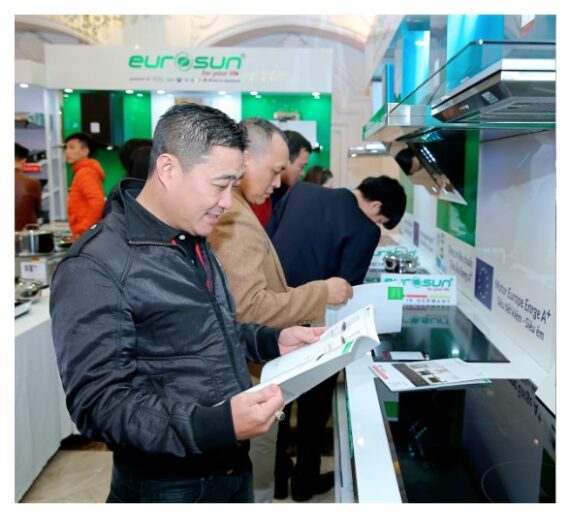 khách hàng mua sắm sản phẩm erosun